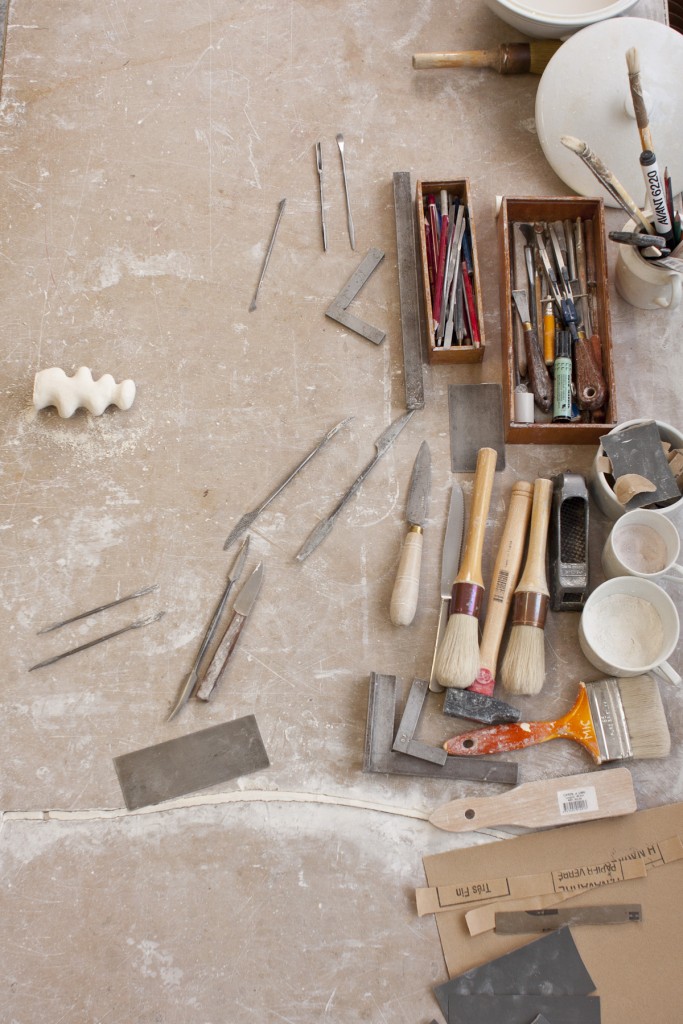 Les outils du modeleur sur un « marbre », nom donné à la table en marbre du modeleur, photo. Matthieu Bussereau