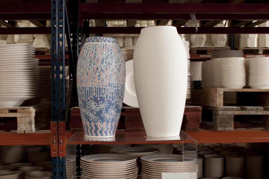 Photo Le phénomène de retrait : à gauche, un vase Obus décoré et cuit, à droite un vase juste dégourdi. Création de Marie-Evelyne Savorgnan, photo. Matthieu Bussereau