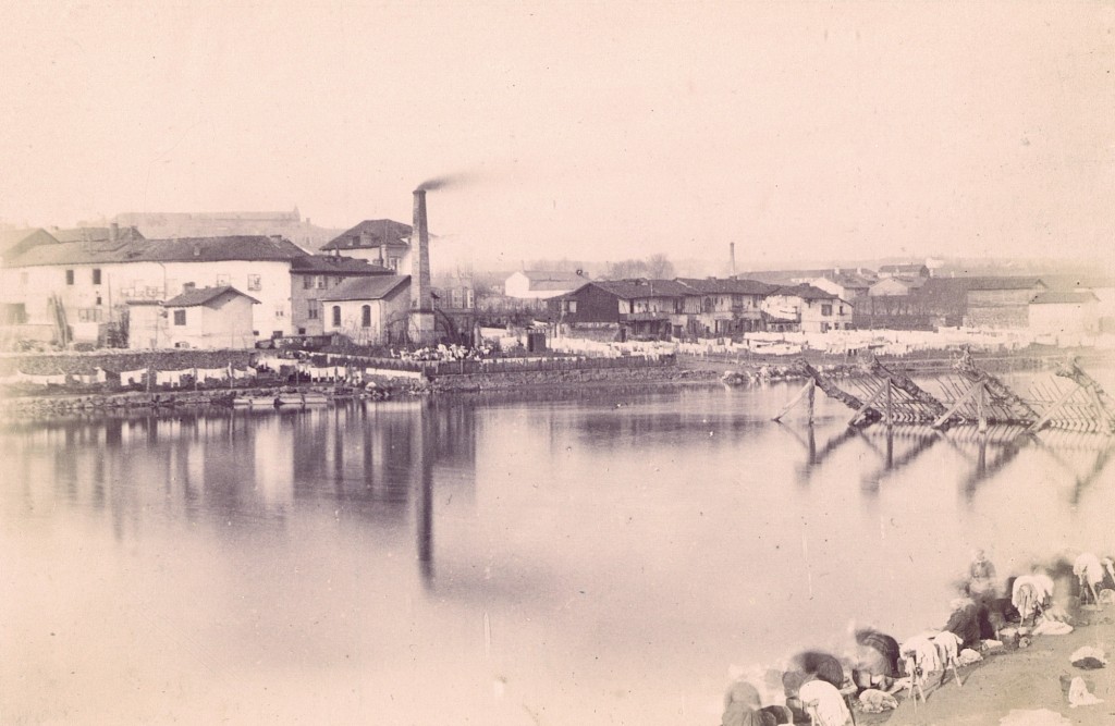 Photo Vue prise du Pont Saint-Etienne en remontant la Vienne, vers 1870. Photo. Jean-Baptiste Audiguet, Coll. BFM Limoges