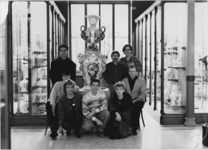 Photo Les créateurs d’Art Feu Entreprise, futur Esprit Porcelaine, au Musée National Adrien Dubouché, en 1984, photo. Jean-Louis Schmitt.